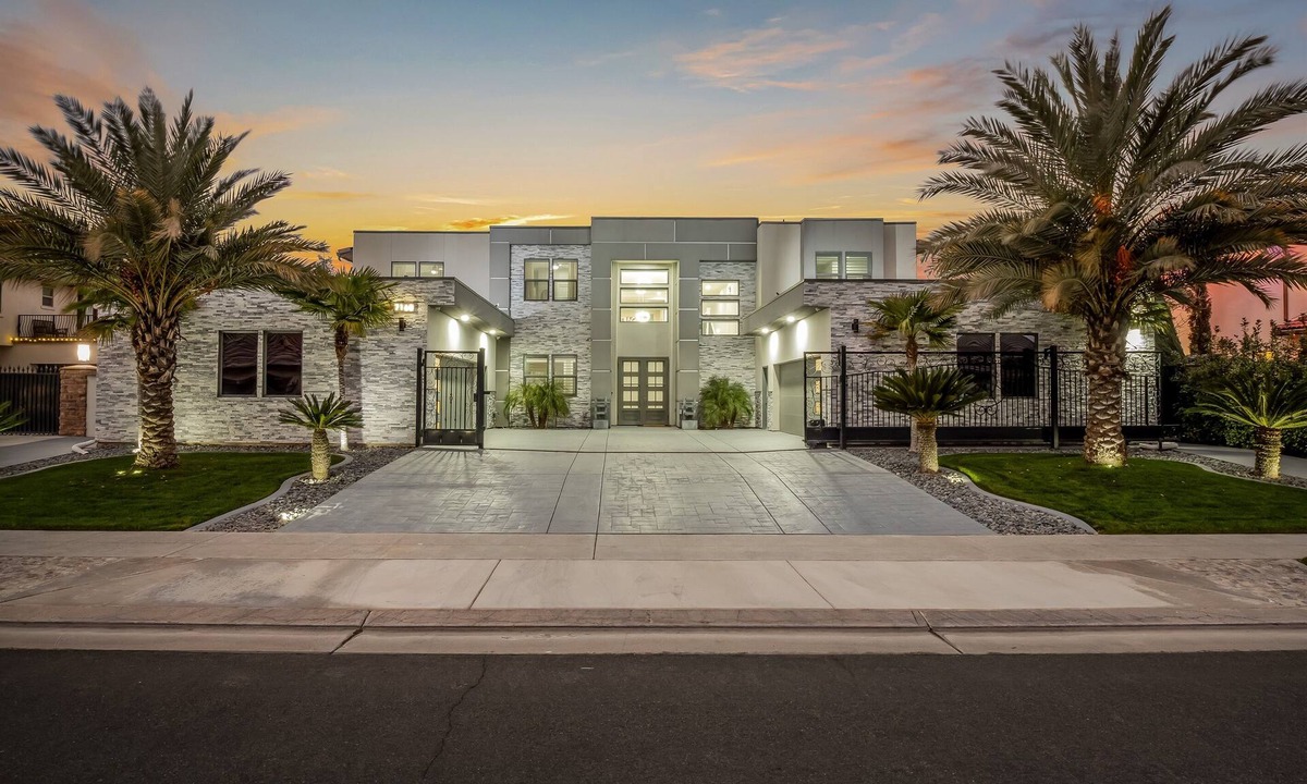 Fresno House | Luxe 7BR|Game Room, Firepit & Mini-putt| Sleeps 22