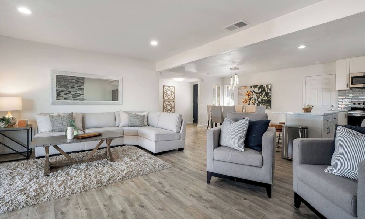 Concord House | LuxoStays | Stylish 4BR w/Backyard & Near HWY