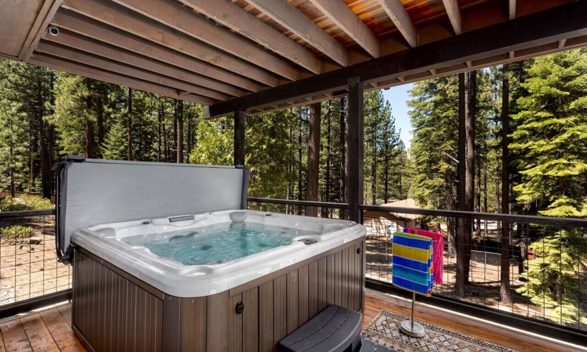 Country Club Estates House | Luxury 4 Bedroom Home with Hot Tub