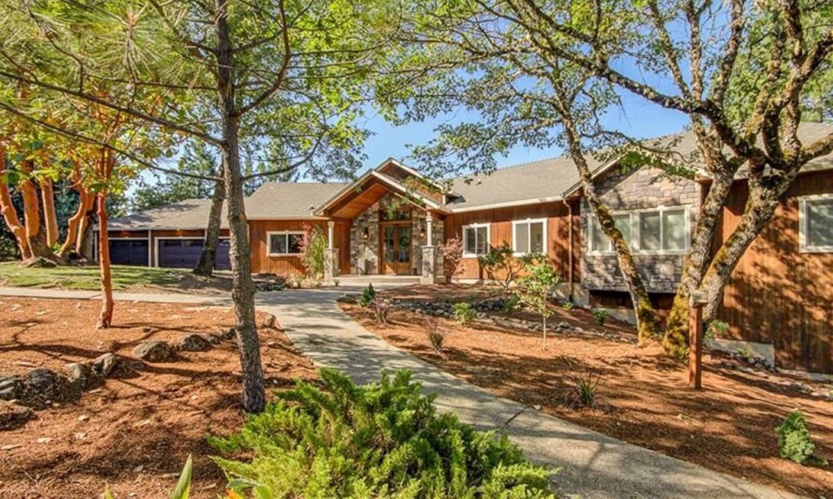 Jacksonville House | Luxury 5BR mountain-top retreat with private pool, breathtaking views, and total privacy. Sleeps 14 with spacious living areas, gourmet kitchen, and kid-friendly game space. Minutes to Jacksonville, wineries, and Ashland.