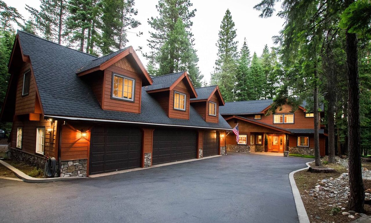 Lake Almanor West House | Luxury Cabin on Golf Course/Private Spa & Launch