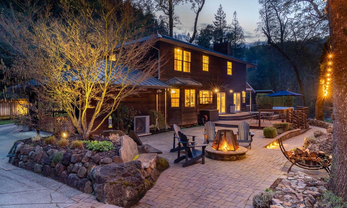 Kenwood House | Luxury Creekside home in Sonoma. Minutes from hiking, wineries, and restaurants.