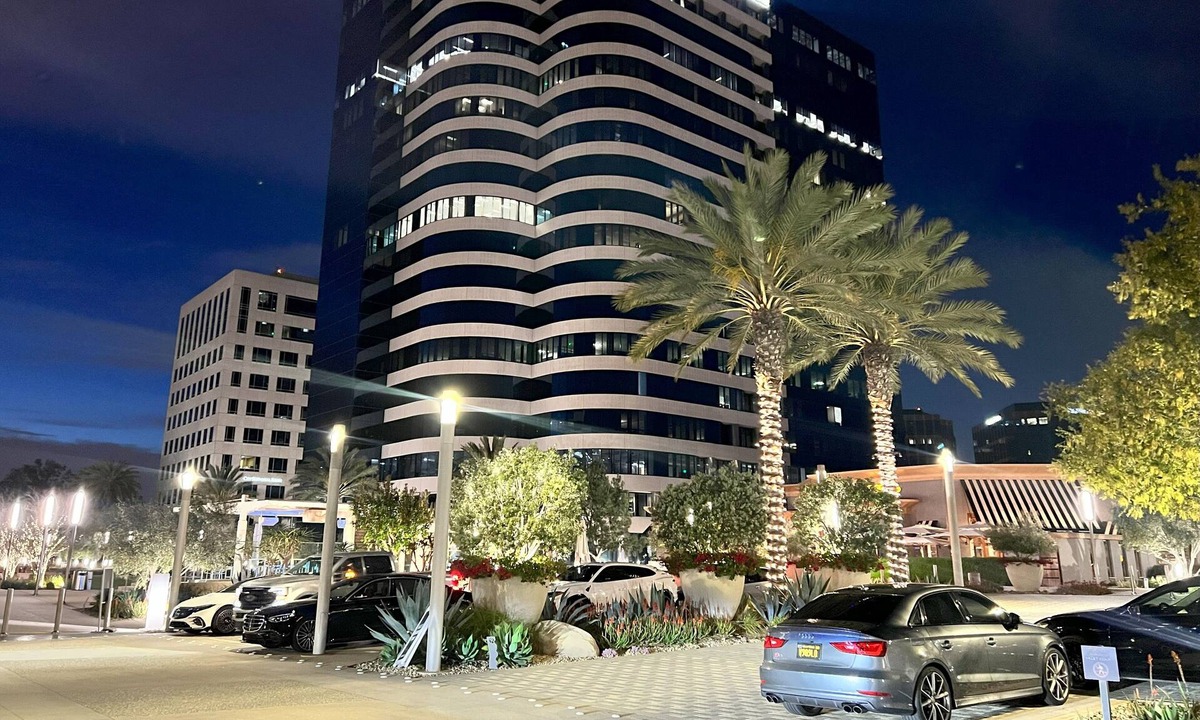 Airport Area Condo | Luxury Executive & Vacay Spot 2BR with a dedicated workspace