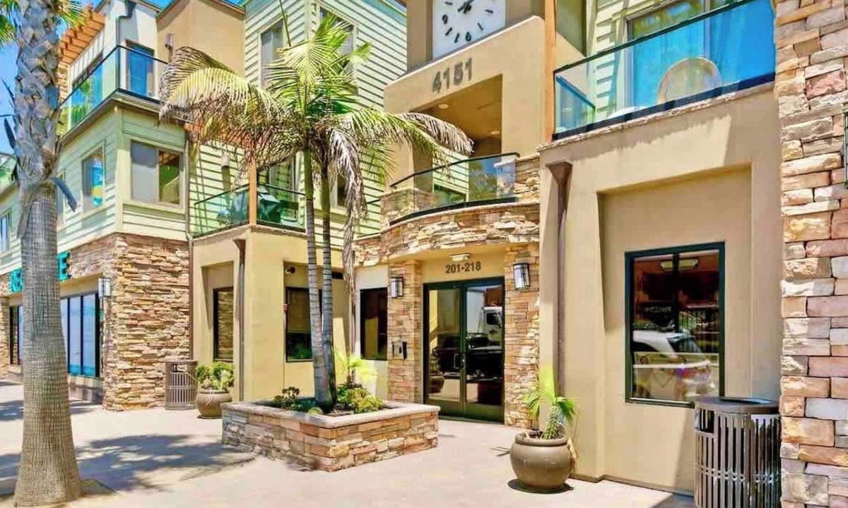 Crown Point Condo | MB Contemporary 4BR/3BA Steps to Sand with Garage