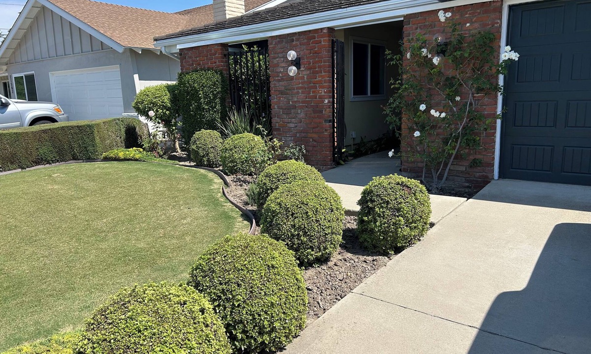 Santa Ana Heights House | Mid Century Mod 3 bed stunner in Huntington Beach w/A/C & Fibre 1 mi to beach