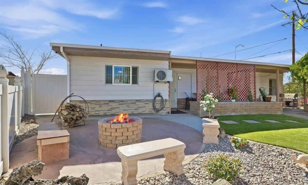 Townsite House | Modern 1BR Retreat with BBQ & Fire Pit - Near Downtown