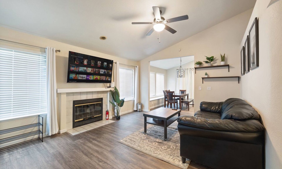 Southwestern Sacramento House | Modern 3BR Home in South Sac - Patio - Parking