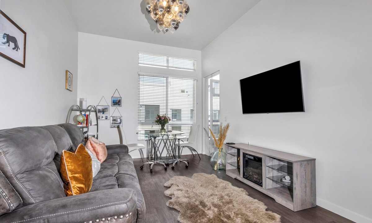 Platinum Triangle Apartment | Modern Anaheim Retreat By Disney- Pool, Gym, WiFi, Outdoor Areas and More