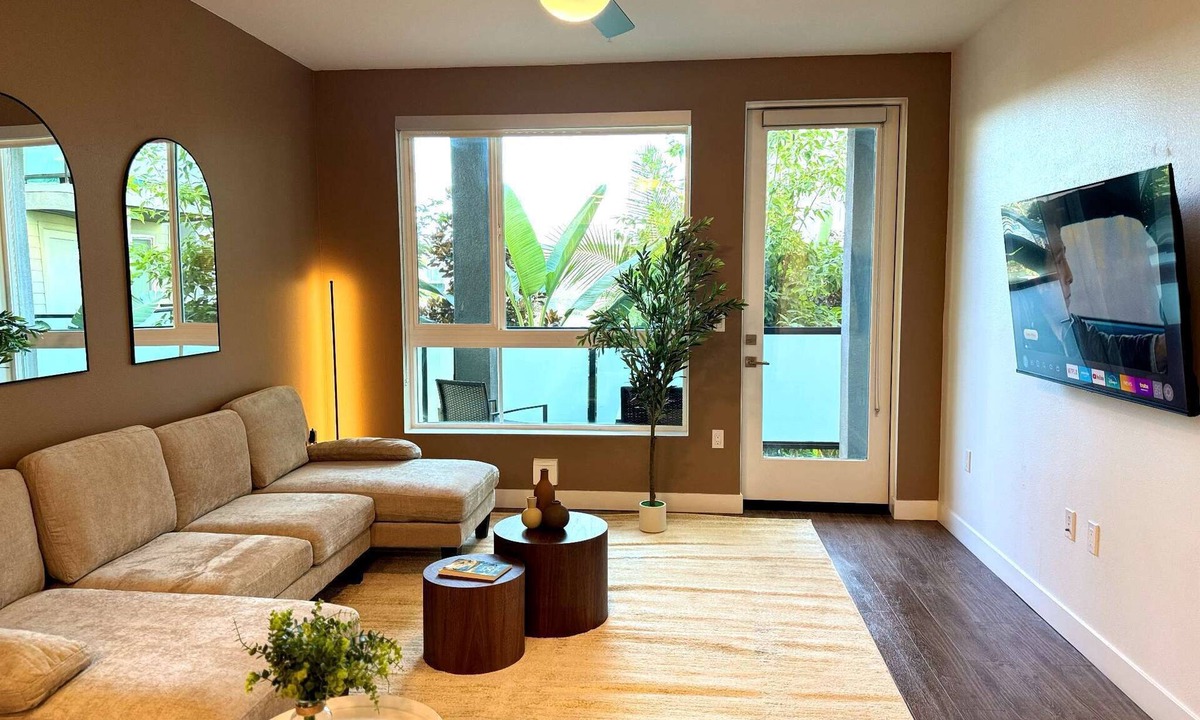 Lyon Street Apartment | Modern Apartment 10 Min to Disneyland | Pool & Gym