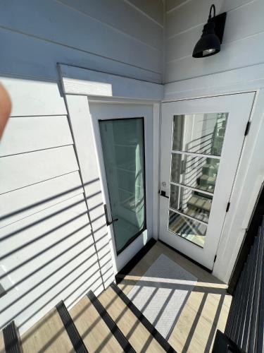 Ocean Park House | Modern Bright New Studio with Roof-top Deck Walk to Santa Monica Beach, FreeWiFi, Parking