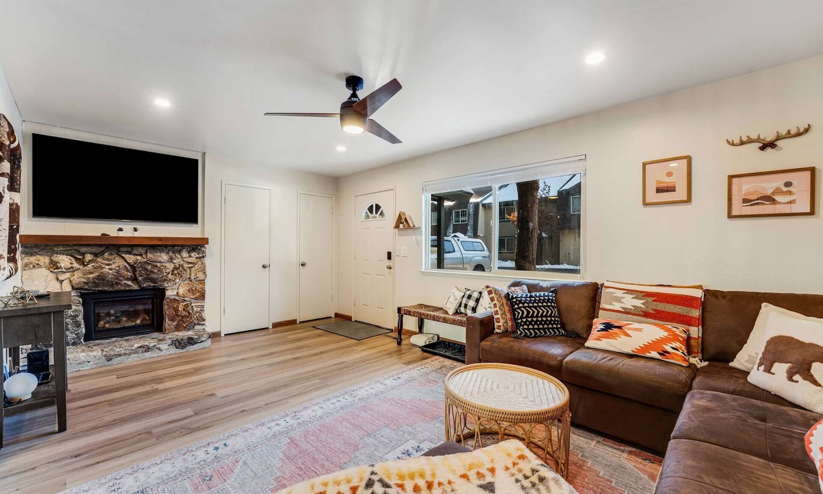 Lake Forest Condo | Modern home with shared hot tub, pool, sauna, tennis & fireplace & W&D