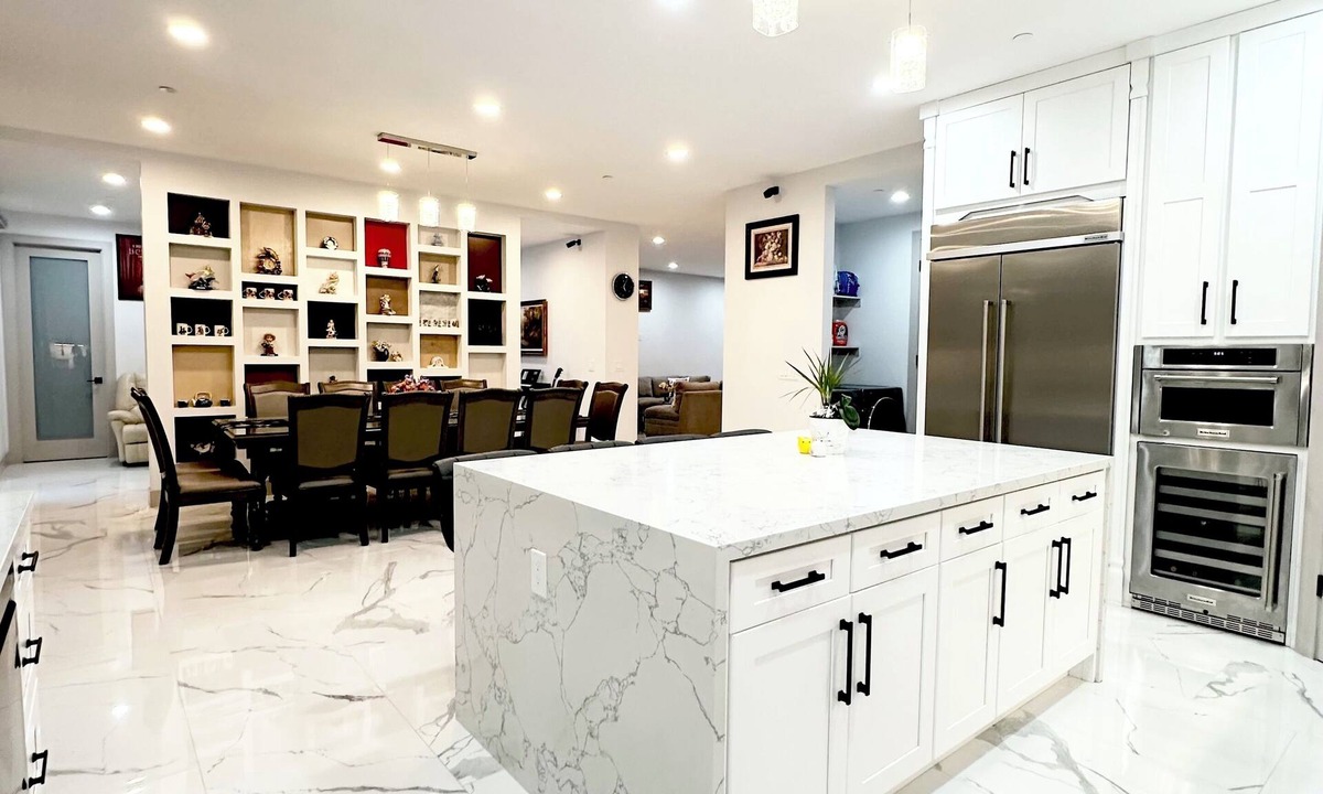 Westminster House | Modern House, 6 Bedrooms- 9 beds, 6.5 Smart Bathrooms, near Disney & Beach