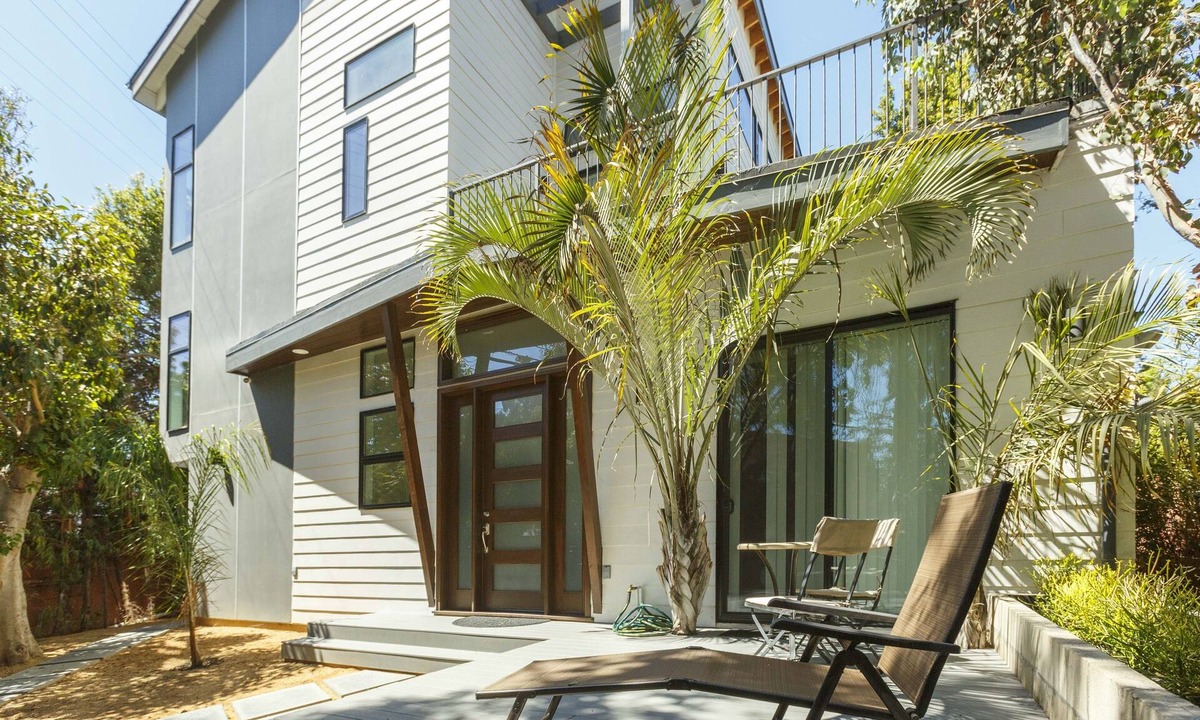 Venice House | Modern Loft Rooftop Deck Venice Beach Studio Bedroom Apts by RedAwning