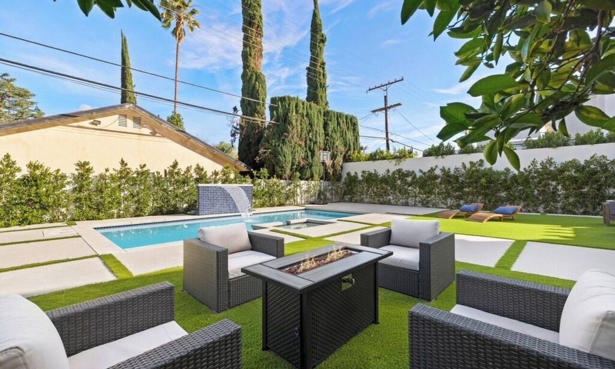 Encino House | Modern Luxury 7 Bedroom, 6 bath House W/private pool , jacuzzi & loft patio