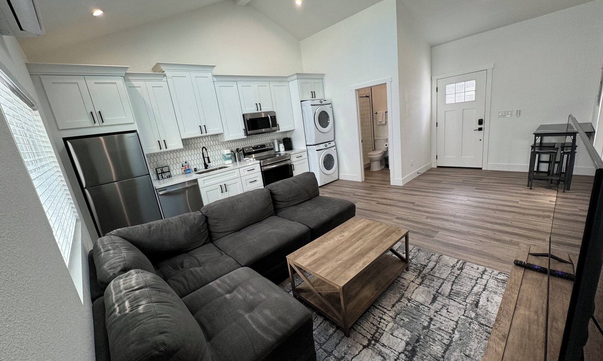 Pleasant Hill Condo | Modern & New ~ Walk to Downtown Entire 2BD guesthouse in Pleasant Hill