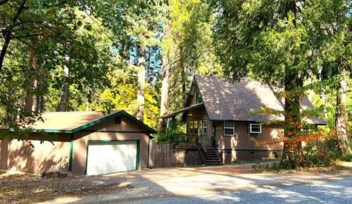 Nevada City House | Modern Peaceful Nordic Cabin Near Lake with Pickleball-Basketball Court