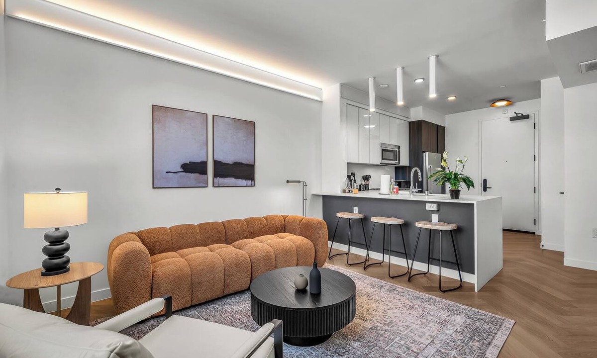 Larchmont Apartment | Modern Stylish Gillis House with Pool