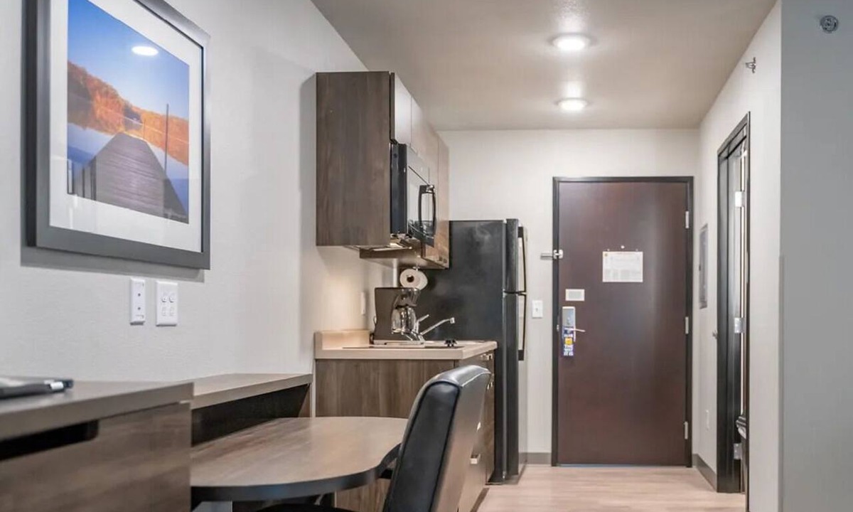 Redding Hotel | Modern Suite w/Kitchen – Experience Ultimate Comfort in Redding