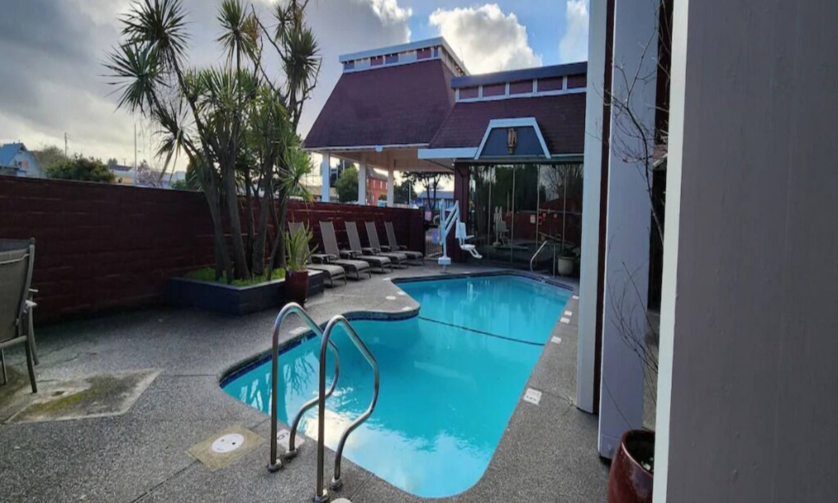 Downtown Hotel | Modern Texture & Quiet Comfort – Suite Room Conveniently Close to Arcata Bay