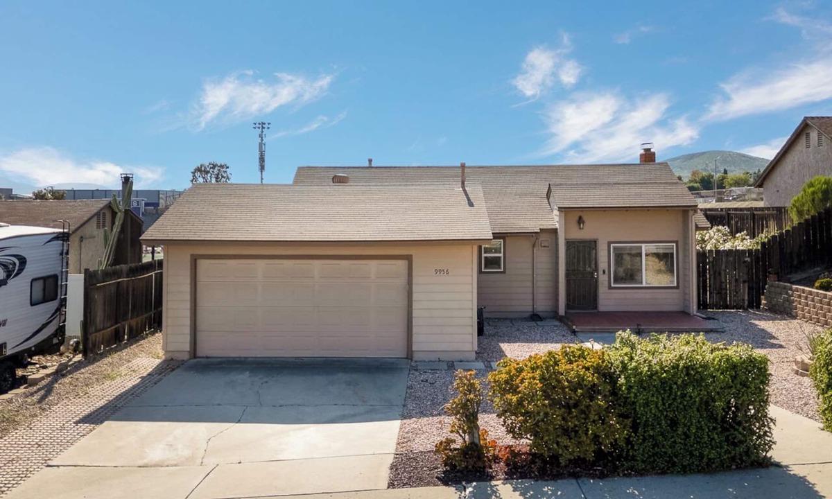 Santee House | Modern, Updated House In Santee with Wifi, AC, and Yard