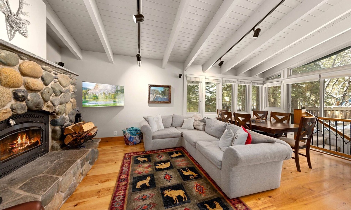 Donner Lake Woods House | MONTHLY LEASE - Canyon Chalet by Tahoe Getaways - Pet-Friendly 4 BR, Walk to Donner Lake!