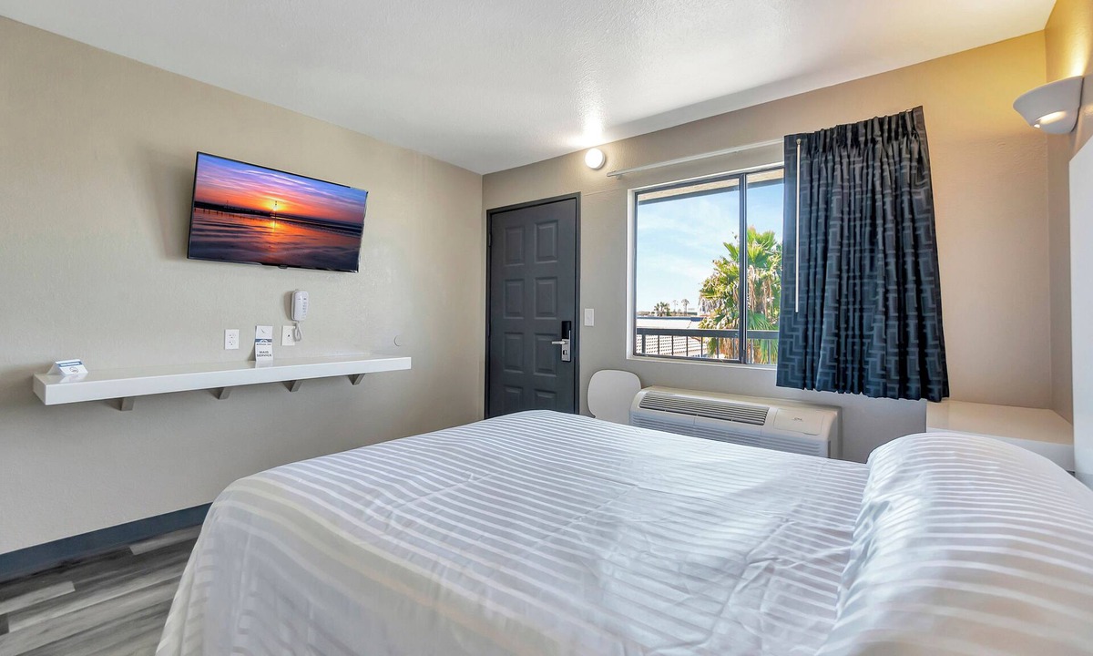 Garden Grove Hotel | Morada Inn - Near Garden Grove Park