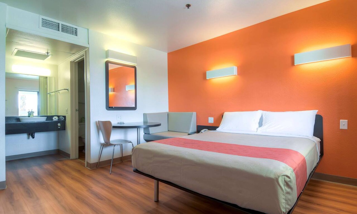Warm Sands Hotel | Motel 6 Palm Springs, CA - Downtown