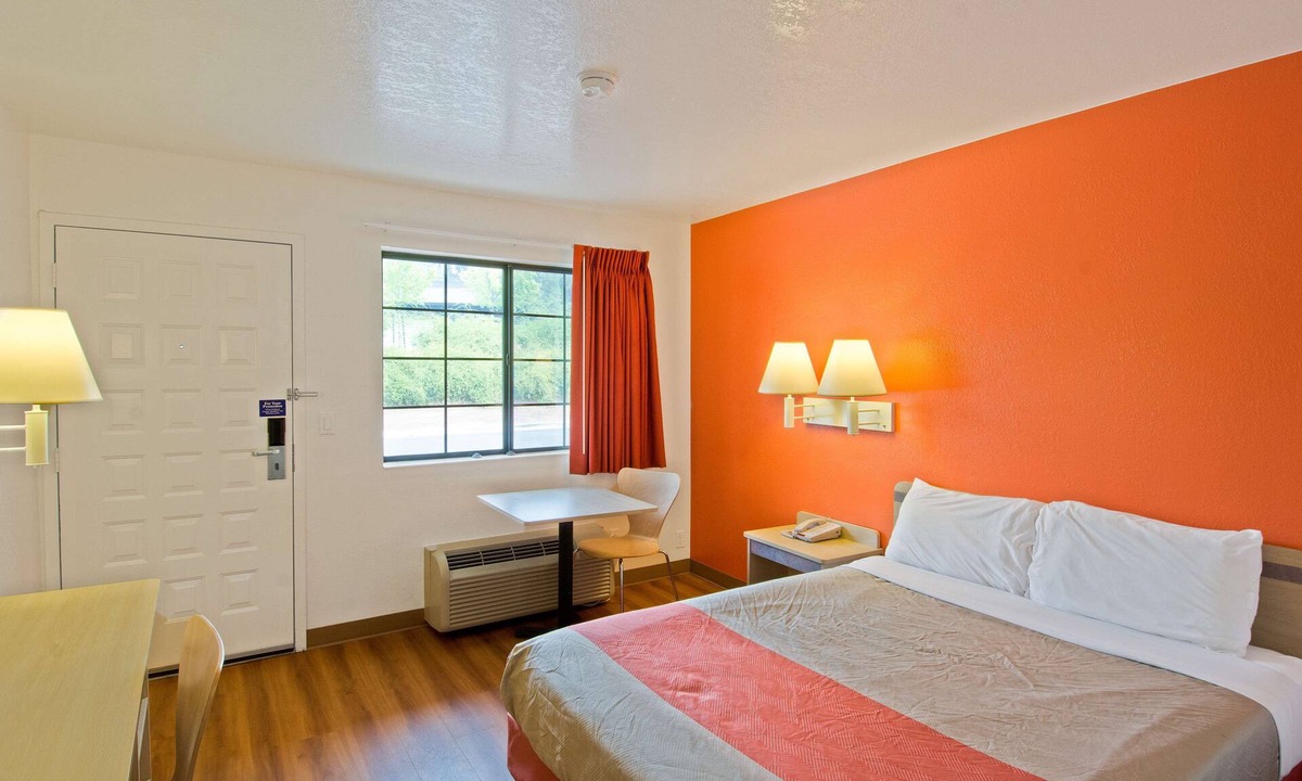 Redding Hotel | Motel 6 Redding, CA - South