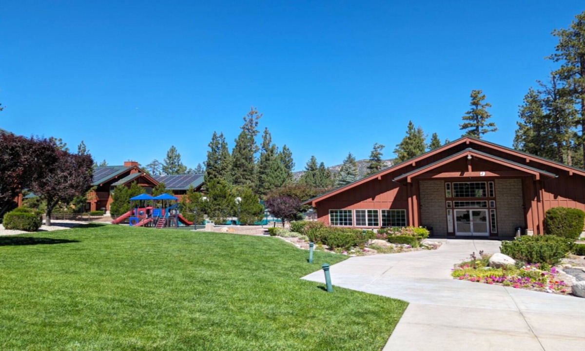 Big Bear Lake Resort | Mountain Resort Stay in Big Bear with Hot Tubs & Spacious 1 Bedroom