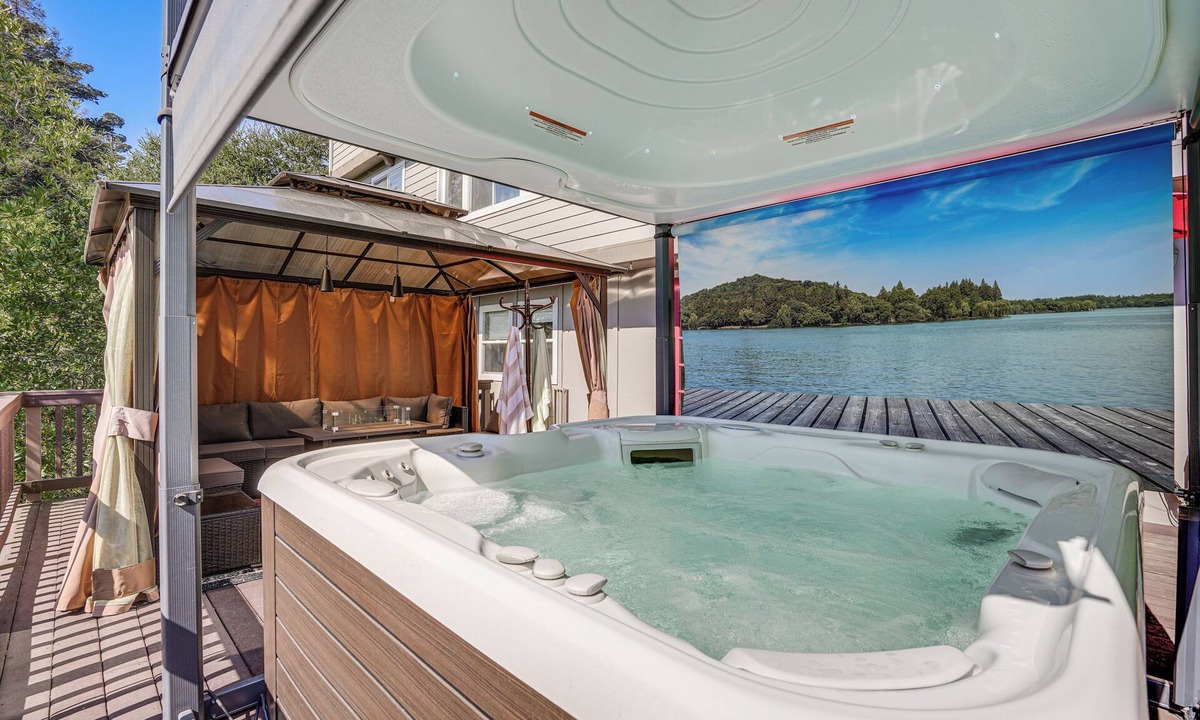 Montclair House | Mtn Views & Hot Tub: 4,300-Sq-Ft Oakland Retreat