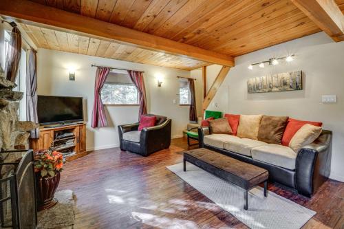 Pla-Vada Woodlands House | Near Slopes, Donner Lake & Trails! Woodsy Retreat