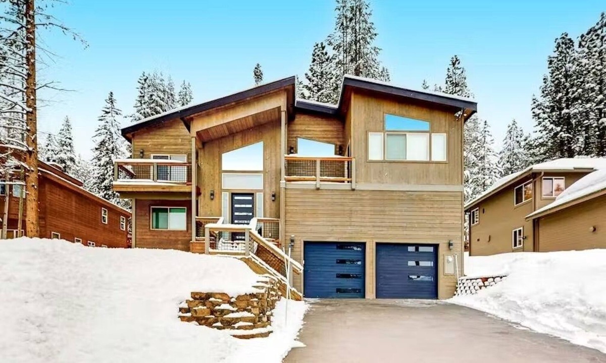 Truckee House | New 2023 Built, 5-bedroom Tahoe Donner house in Truckee with AC + Meadow Views