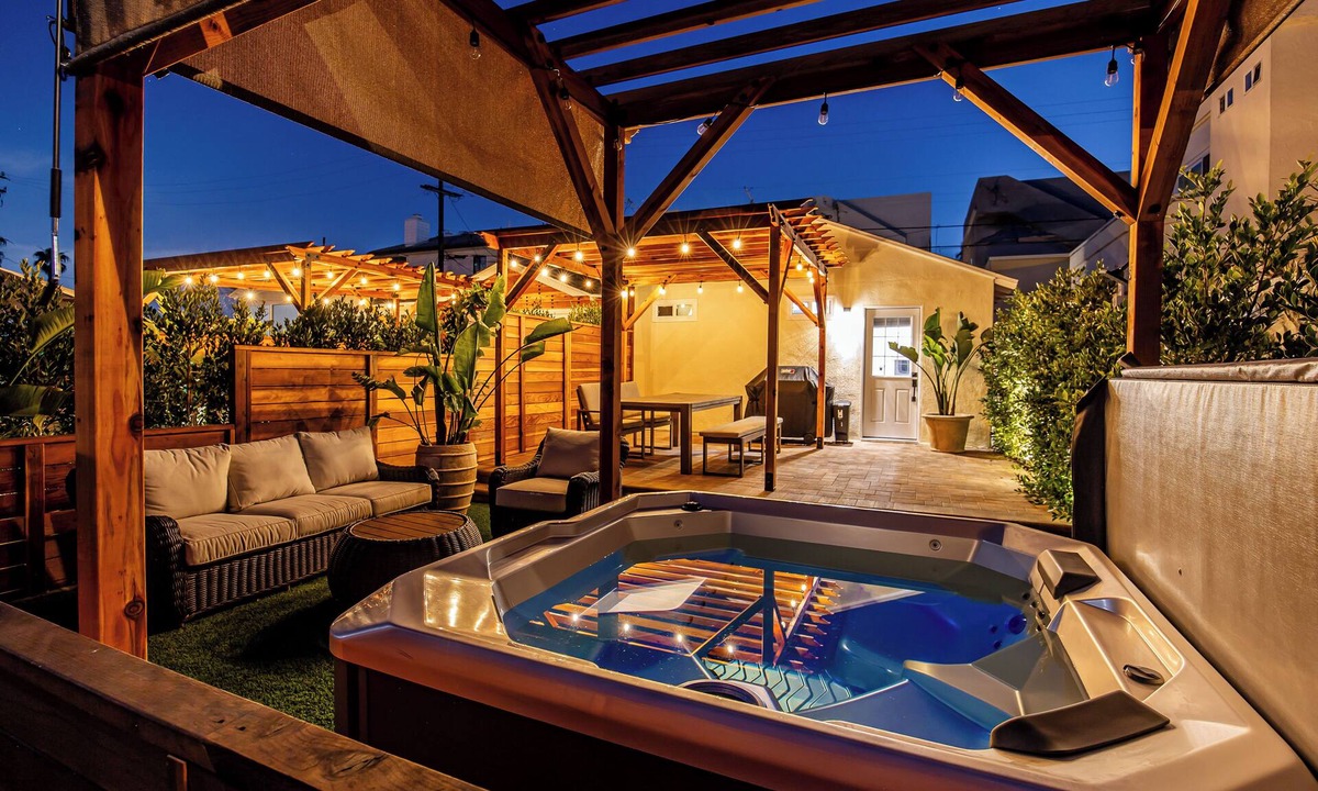 Crown Point House | New Bayfront Villa Hot Tub AC Parking Parking in Prime Location