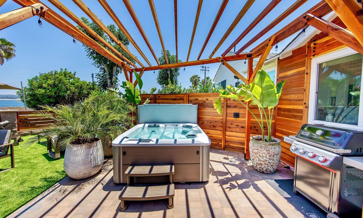 Crown Point House | New Ocean Front Villa! Tub Parking Bikes AC, The Best location and Amenities!