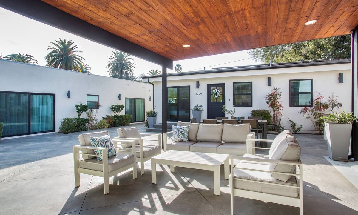 Mid Central House | Newly Refreshed Designer House in Pasadena with Outdoor Kitchen & King Bed & AC