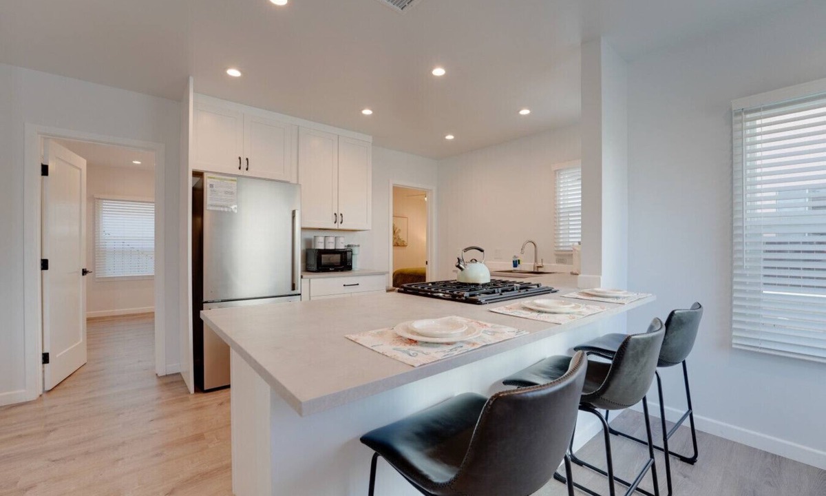 Roseville - Fleet Ridge House | Newly Renovated Home Near Harbor Island
