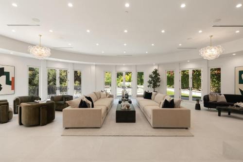 Brentwood House | Noble Crest