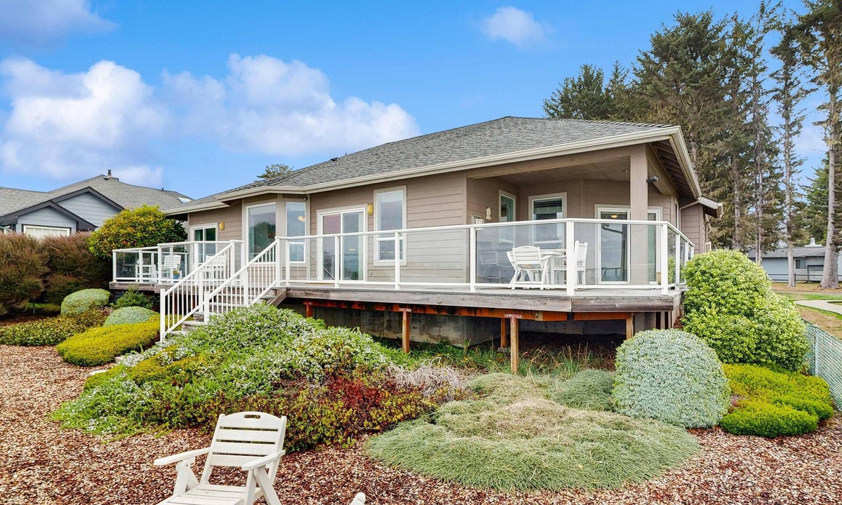 Harbor House | Oceanfront home with outdoor dining, WIFI, fireplace, gas grill, washer & dryer