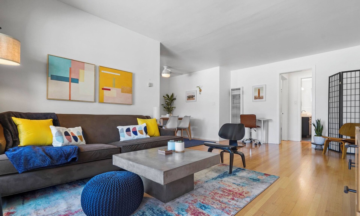 Alamitos Beach Condo | Oceanside Hermosa, 1 Minute Walk to the Beach, Parking, Kitchen, AC, Fit 4 Guest