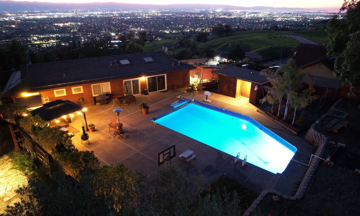 Berryessa House | Panorama of Silicon Valley, minutes from everything, large private yard and pool