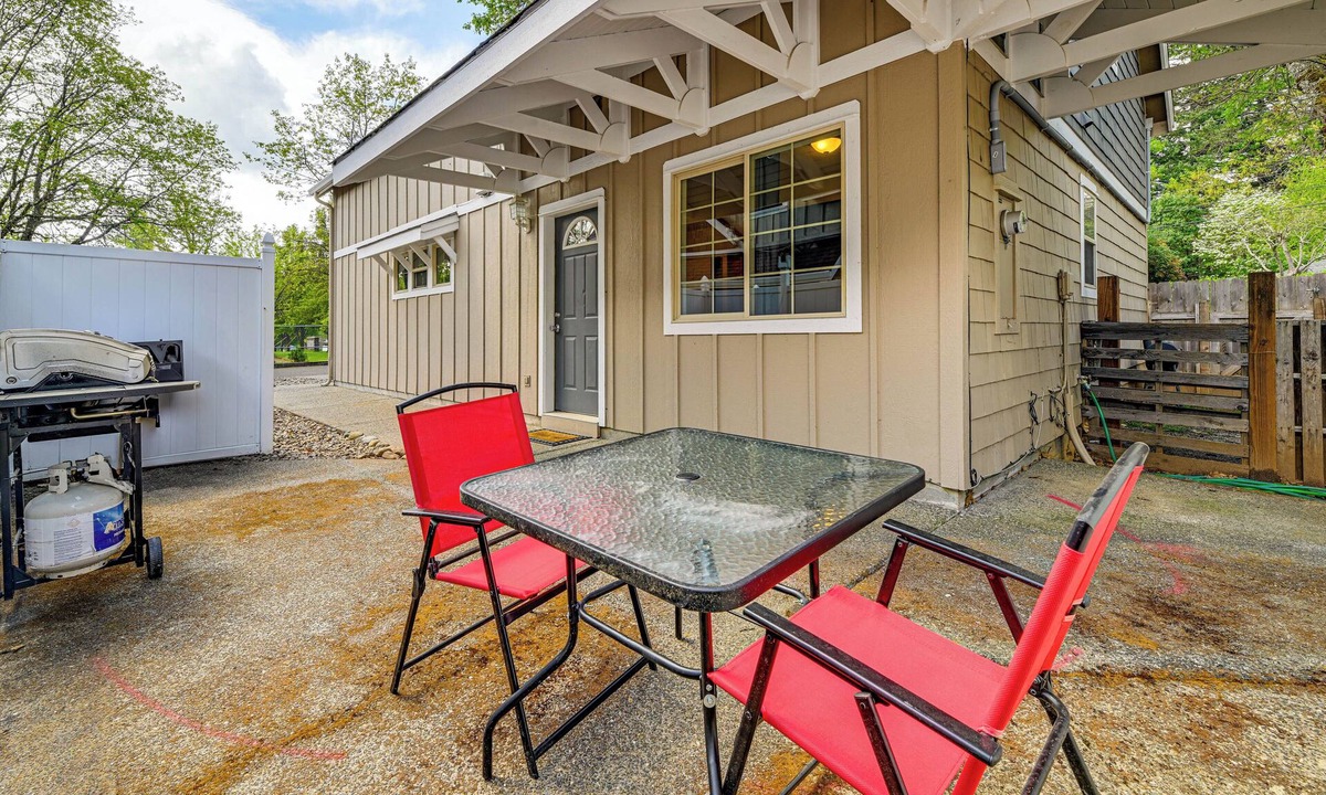 Cave Junction Apartment | Patio & Game Room! Cozy Studio Near Oregon Caves