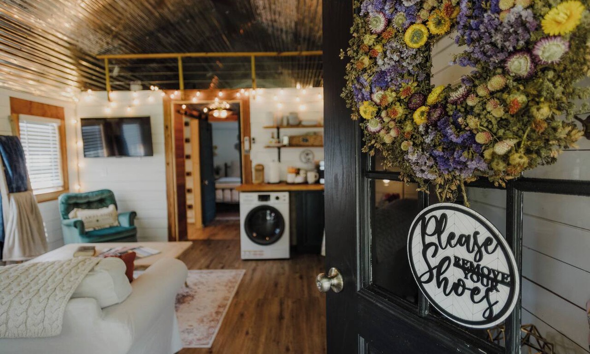 Lakeland Cottage | Peaceful 2-bedroom Tiny House with private parking lot in charming Lakeland