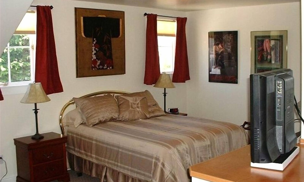 Ferndale Apartment | Peaceful View Vacation Rental