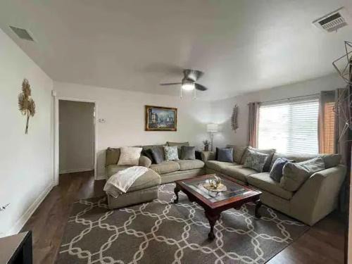 Riverside House | "Penny-3-1half" Beautiful 3 bedroom home with hardwood floors, laundry and AC in Riverside!
