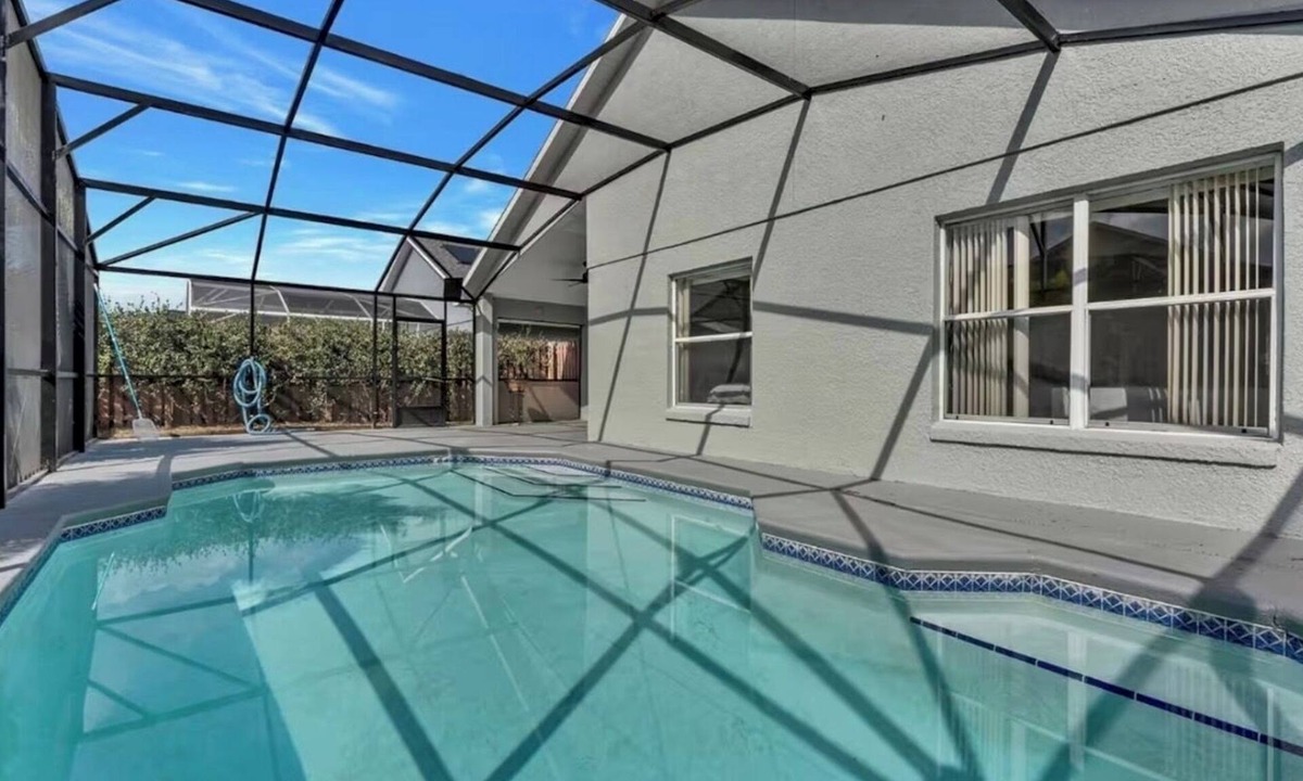 Eagle Pointe South House | Perfect 4 bedroom charming Home with Pool in Kissimmee minutes from Disney!