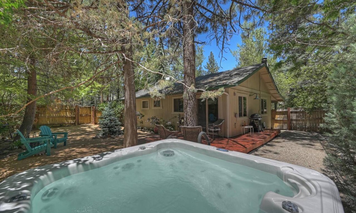 Fox Farm Cabin | PET FRIENDLY! Located in Fox Farm! Open concept! HOT TUB!