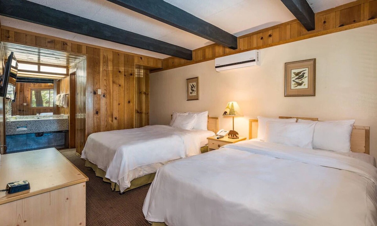 Bass Lake Hotel | Pet-Friendly Retreat w/Breakfast (Select Stays) Steps from Bass Lake Adventure