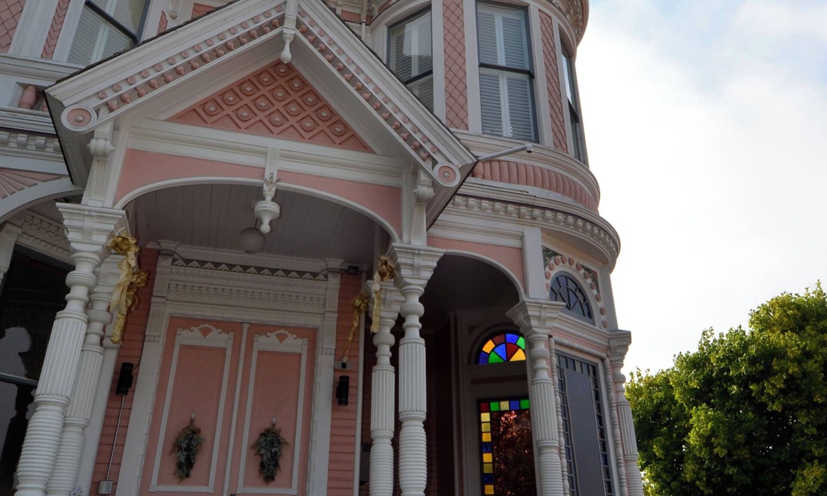 Old Town Eureka Bed & Breakfast | Pinc Lady Mansion