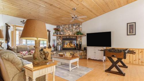 Fox Farm House | Pinehaven Retreat by AvantStay