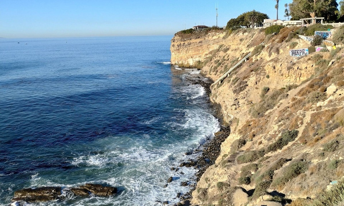 Fort MacArthur House | Point Fermin. 1 block from the ocean, 2 blocks walk to the beach. 800 SQFT.